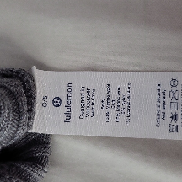Womens light and bright mittens by lulu lemon! - Picture 7 of 10